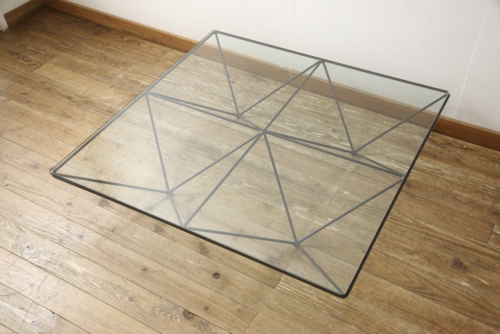 中古　希少　絶版品　B&B イタリア　Alanda(アランダ)　幾何学を連想させるスタイリッシュなデザインが印象的なガラステーブル(ローテーブル、センターテーブル)(R-058680)