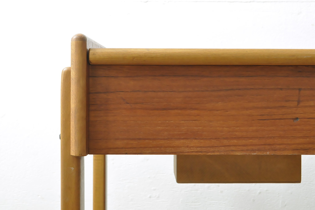 ビンテージ家具　北欧ヴィンテージ　チーク材　フタ付きが珍しく機能的なデスク(机、在宅ワーク、在宅用サイドテーブル)(R-050555)