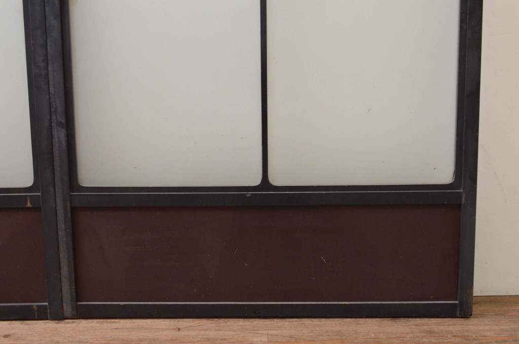 アンティーク建具　富山産　漆塗り　和モダンな空間作りにおすすめの上質な幅広ガラス戸2枚セット(引き戸、ガラス戸)(R-070930)