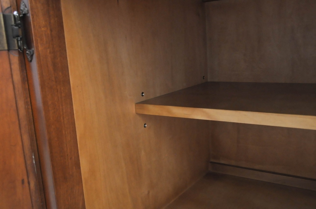 中古　横浜ダニエル(daniel)　イギリスアンティークを彷彿させる佇まいが魅力のカップボード(キャビネット、収納棚、食器棚)(定価約140万円)(R-068930)