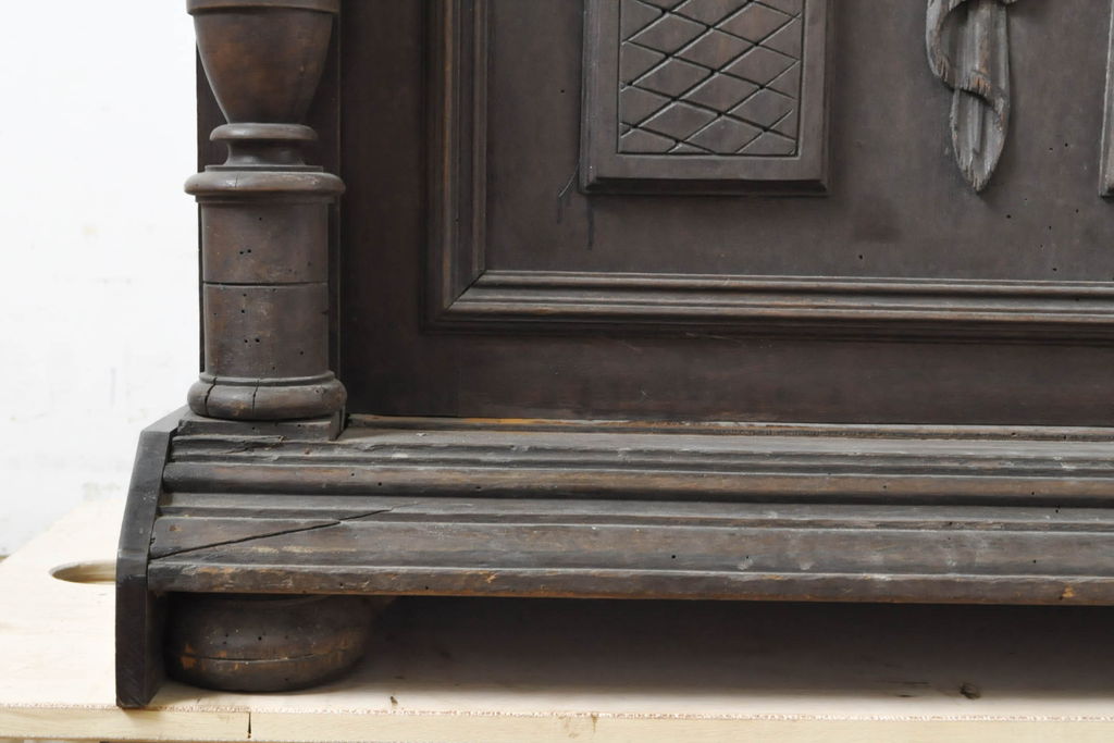 ベルギーアンティーク　立体的な装飾が目を惹くキャビネット(戸棚、収納棚)(R-062327)