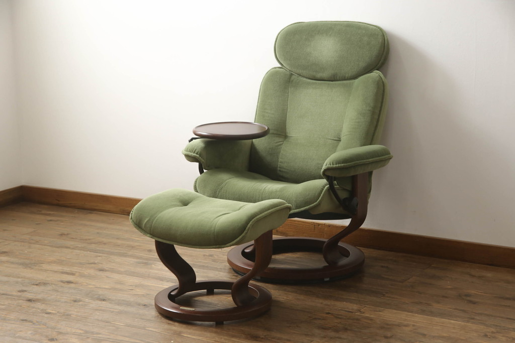 中古　美品　EKORNES(エコーネス)　スイングテーブル付き　オットマン付き　グリーンカラーが目を惹くリクライニングチェア(ストレスレスチェア、椅子、アームチェア、北欧、1人掛けソファ)(R-059831)