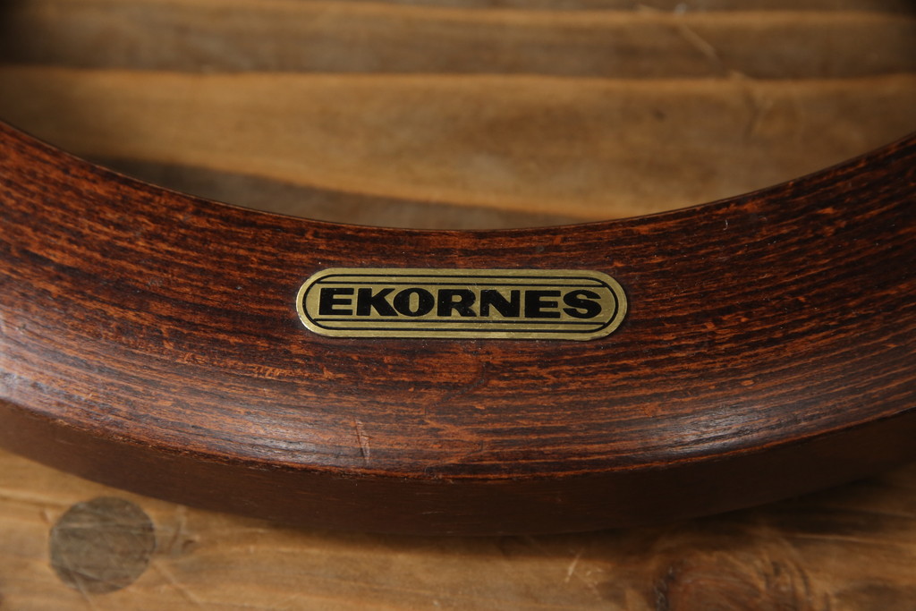 中古　美品　EKORNES(エコーネス)　スイングテーブル付き　オットマン付き　グリーンカラーが目を惹くリクライニングチェア(ストレスレスチェア、椅子、アームチェア、北欧、1人掛けソファ)(R-059831)