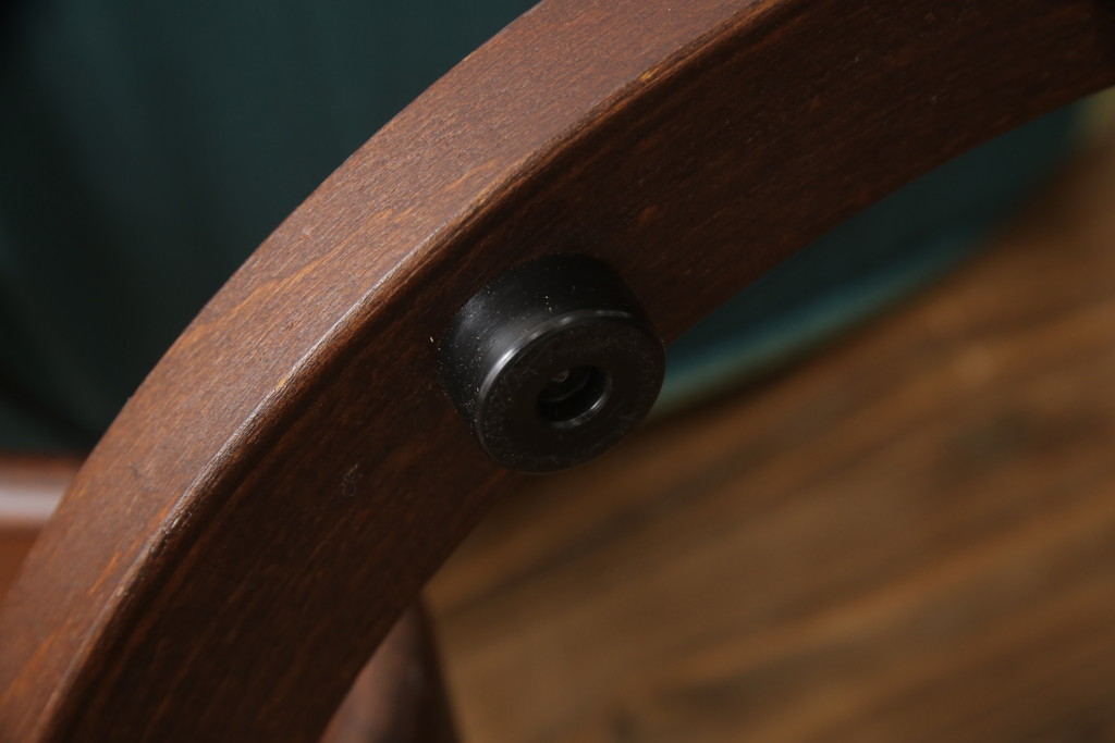 中古　美品　EKORNES(エコーネス)　スイングテーブル付き　オットマン付き　グリーンカラーが目を惹くリクライニングチェア(ストレスレスチェア、椅子、アームチェア、北欧、1人掛けソファ)(R-059831)