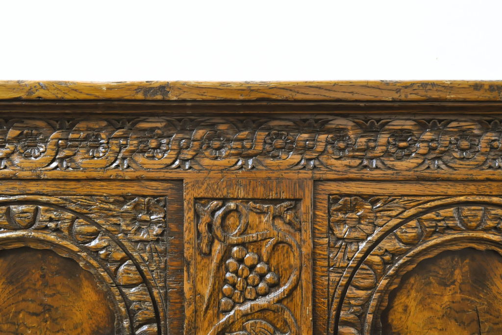 イギリスアンティーク　オーク材　前面に施された彫刻が目を惹く収納付きベンチ(コファ、収納箱、ブランケットボックス、ベンチチェスト)(R-063111)