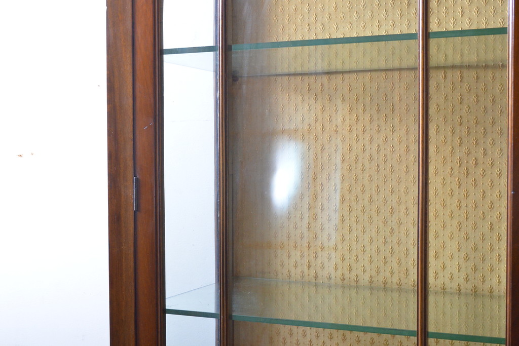 イギリスアンティーク　マホガニー材　細身の脚が上品な雰囲気を醸し出すキャビネット(飾り棚、収納棚、戸棚、ガラスケース、ショーケース)(R-063334)