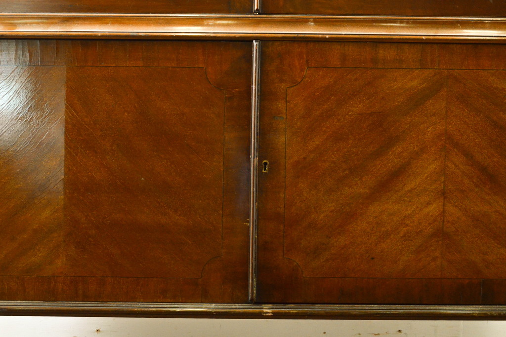 イギリスアンティーク　マホガニー材　細身の脚が上品な雰囲気を醸し出すキャビネット(飾り棚、収納棚、戸棚、ガラスケース、ショーケース)(R-063334)