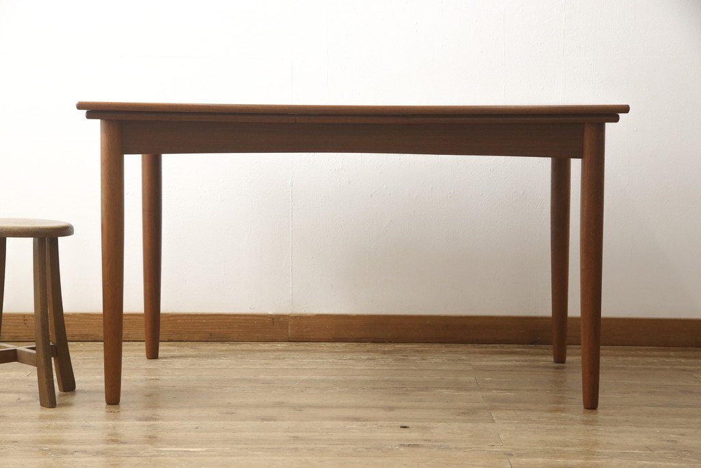 デンマークヴィンテージ　美品　チーク材　ナチュラルテイストの空間づくりにおすすめ!シンプルなデザインのダイニングテーブル(4人掛け、6人掛け、ビンテージ)(R-058970)