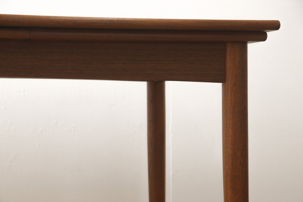 デンマークヴィンテージ　美品　チーク材　ナチュラルテイストの空間づくりにおすすめ!シンプルなデザインのダイニングテーブル(4人掛け、6人掛け、ビンテージ)(R-058970)
