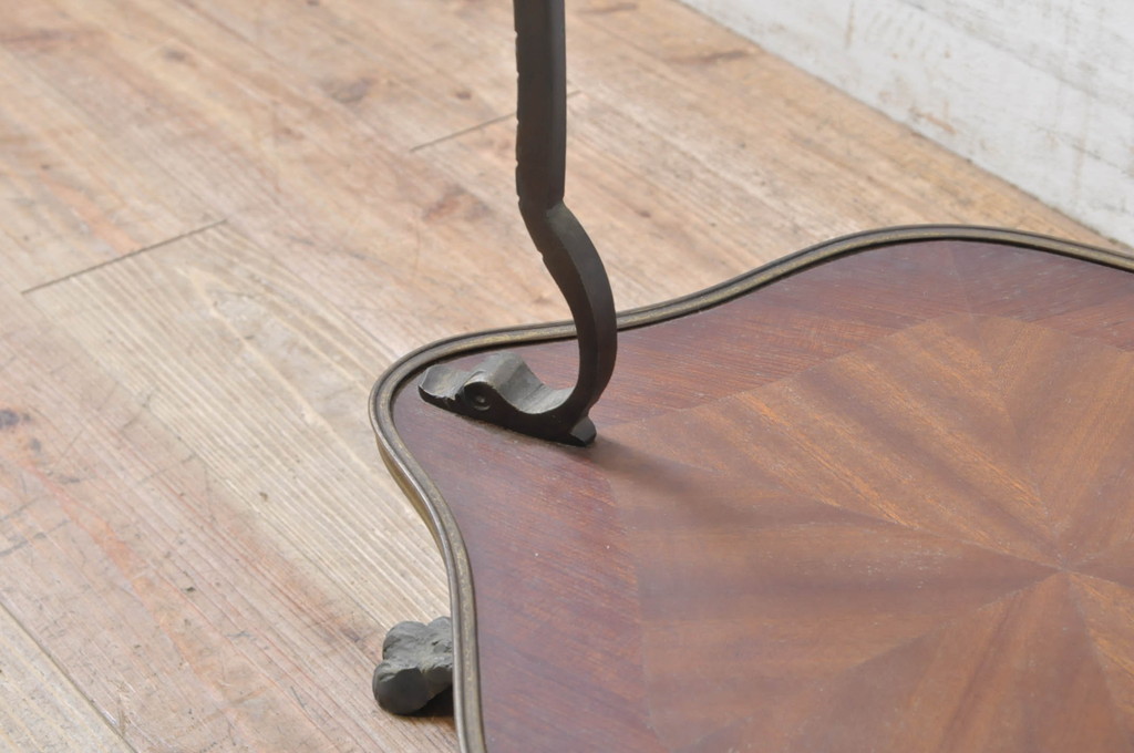 ヨーロッパビンテージ　高級品!!　マホガニー材　真鍮金具の凝ったデザインが空間のアクセントになるサイドテーブル(コーヒーテーブル、カフェテーブル、飾り台、花台、ヴィンテージ)(R-068951)