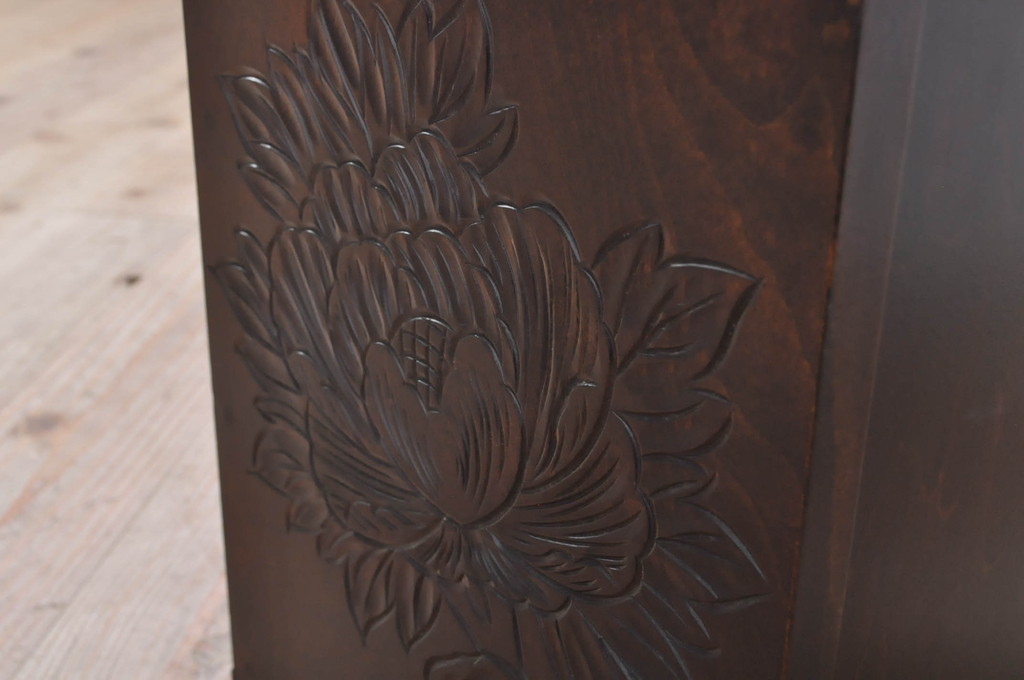 中古　美品　日光彫り　大胆にあしらわれた花の意匠が魅力的な三段小引き出し(小物収納、卓上収納)(R-068977)