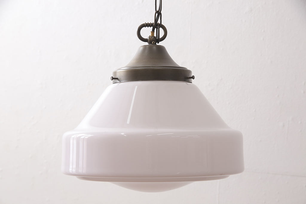アンティーク照明　乳白色のシェードが柔らかい光を放つ大振りの天井照明(ペンダントライト、吊り下げ照明)(R-054157)