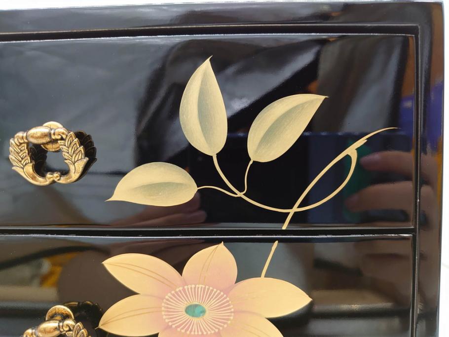 中古　伝統工芸　輪島塗り　凝ったデザインの引手金具と品のある花の絵柄が魅力の小引き出し(チェスト、小物収納、卓上収納)(定価約24万円)(R-071574)