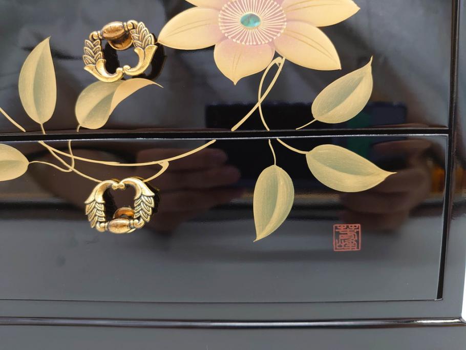 中古　伝統工芸　輪島塗り　凝ったデザインの引手金具と品のある花の絵柄が魅力の小引き出し(チェスト、小物収納、卓上収納)(定価約24万円)(R-071574)