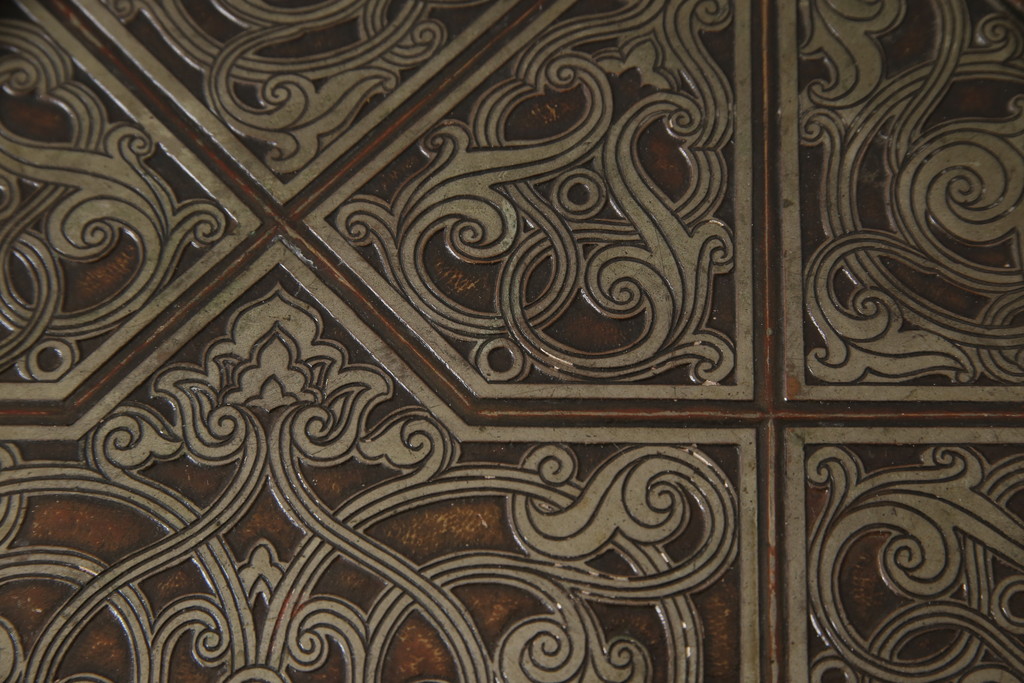 アンティーク　唐草彫金天板　細やかな彫金細工が見事なサイドテーブル(花台、彫刻、中国?、李朝)(R-053101)