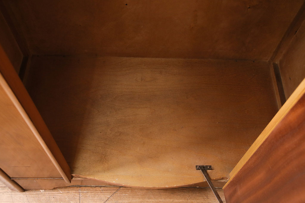 ヴィンテージ家具　イギリス製　ウォールナット材　木の色合いとアール状の扉が柔らかな雰囲気を醸しだすワードローブ(衣装タンス、洋服タンス、ビンテージ)(R-048761)