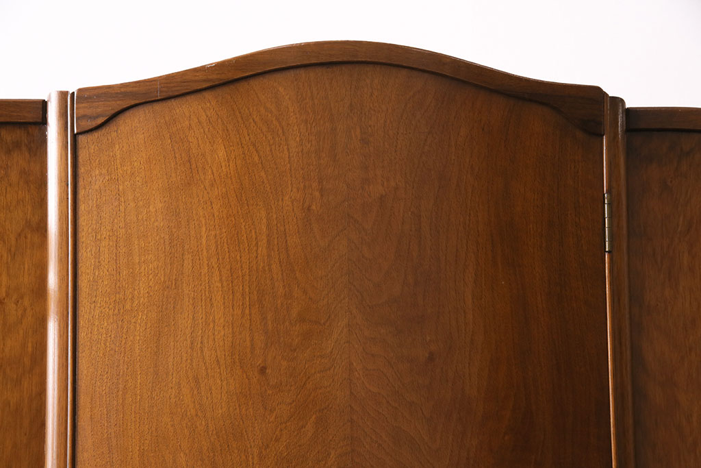 ヴィンテージ家具　イギリス製　ウォールナット材　木の色合いとアール状の扉が柔らかな雰囲気を醸しだすワードローブ(衣装タンス、洋服タンス、ビンテージ)(R-048761)