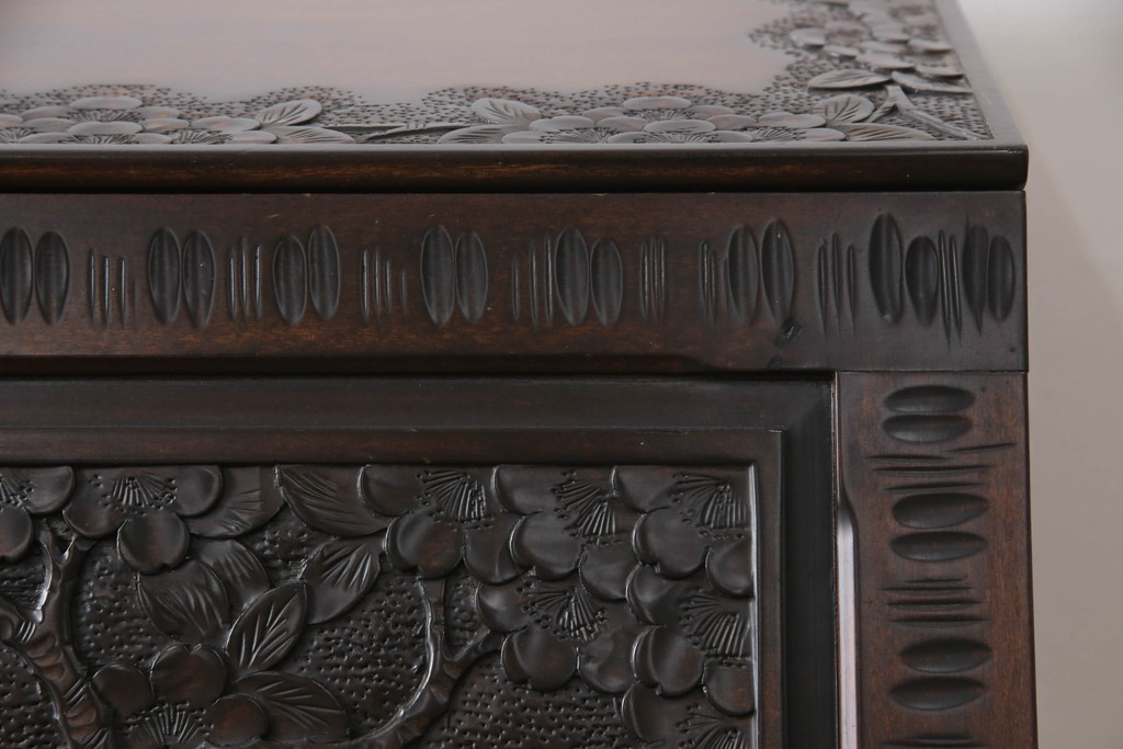 中古　軽井沢彫り　凝った彫刻が美しく和室にも洋室にも合わせやすい収納付きライティングビューロー(簿記机、ワークデスク、在宅用、在宅ワーク用、引き出し、サイドチェスト)(R-070060)