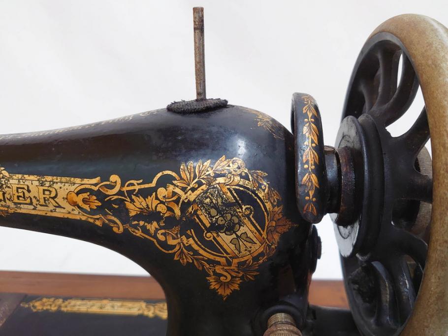 アンティーク　戦前　SINGER(シンガー)　手回し　置くだけでもお洒落なレトロ感溢れるミシン(裁縫機械、ケース付き)(R-071748)