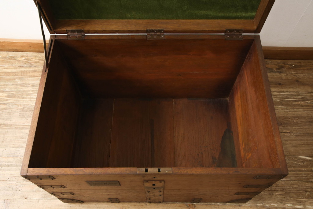 イギリスアンティーク　立派な金具が重厚感を醸し出す、オーク材の上質な木製トランク(収納箱、船トランク、舟トランク)(R-061458)
