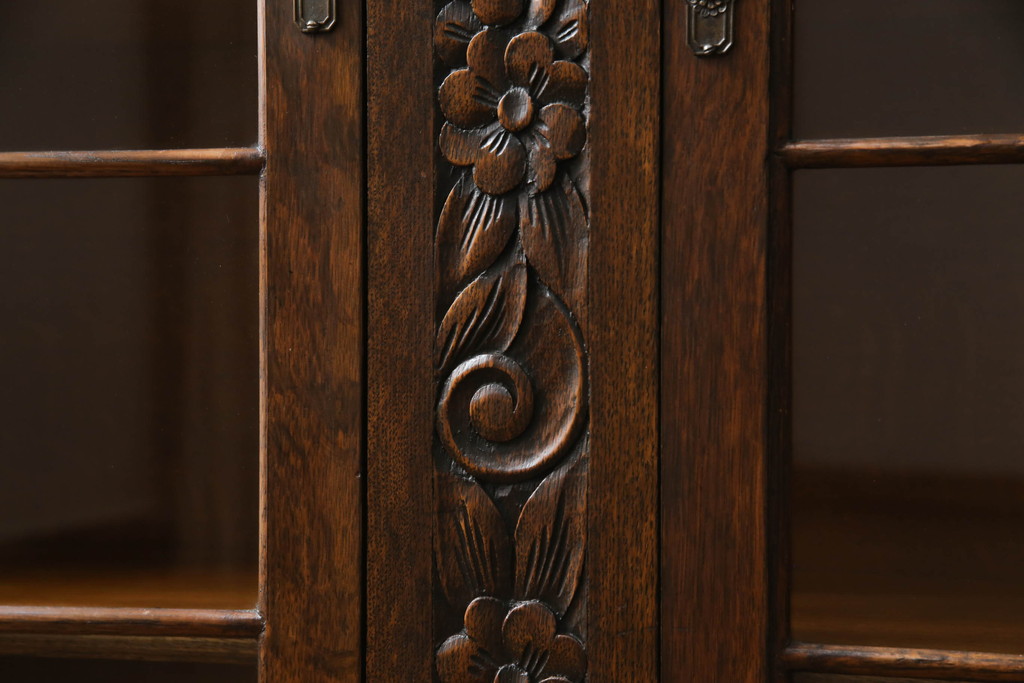 イギリスアンティーク　華やかな彫刻とクラシカルな雰囲気が魅力的なブックケース(本箱、キャビネット、収納棚、戸棚、飾り棚、英国)(R-068170)