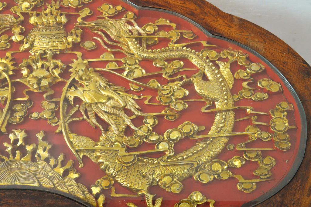 ヴィンテージ家具　超激レア!!　中国美術　王座デザイン　皇帝　まるで美術品のよう、黄金に輝く龍の彫刻が魅力的なセンターテーブル(コーヒーテーブル、ローテーブル、リビングテーブル、ビンテージ)(R-059283)