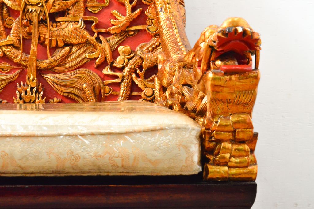 ヴィンテージ家具　超激レア!!　中国美術　王座デザイン　皇帝　黄金に輝く龍の彫刻が高貴な雰囲気を高める1人掛けソファ(1P、ビンテージ、アームソファ、アームチェア、イス、椅子)(R-059285)