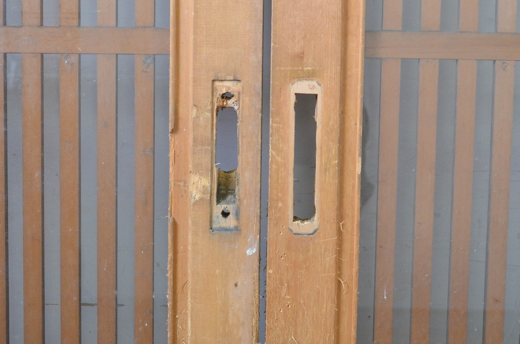 中古　スモークガラス入り　和の風情が感じられる数寄屋の玄関戸2枚セット(ガラス戸、格子戸、ガラス入り格子戸、荒格子戸、引き戸)(R-064111)