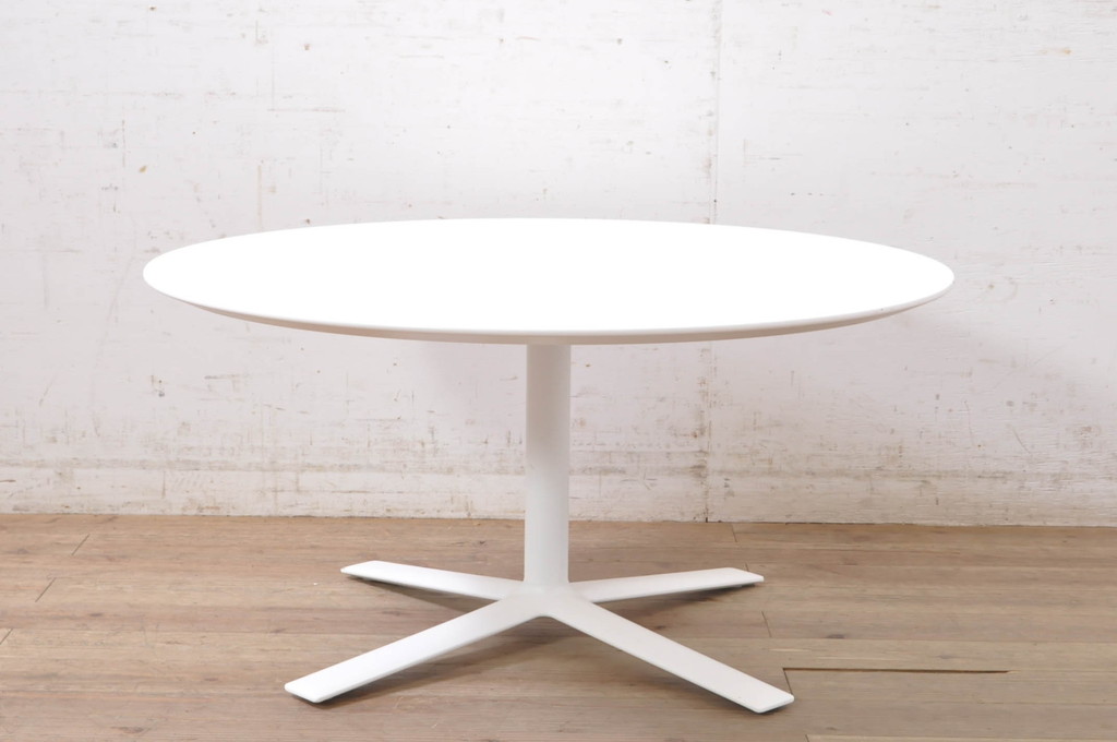 中古　美品　Cassinaixc.(カッシーナイクスシー)　FLOW(フロー)　真っ白なカラーリングにシンプルなデザインが存在感を放つ特注サイズ(セミオーダー)のセンターテーブル(ラウンドテーブル、丸テーブル、ローテーブル、リビングテーブル)(R-069777)
