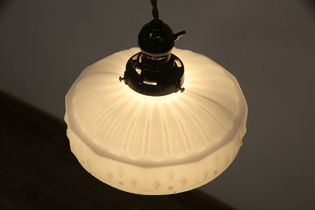 アンティーク照明　明かりを灯すと陰影の模様を楽しめるミルクガラス照明(天井照明、吊り下げ照明、シェード、ペンダントライト)(R-054235)