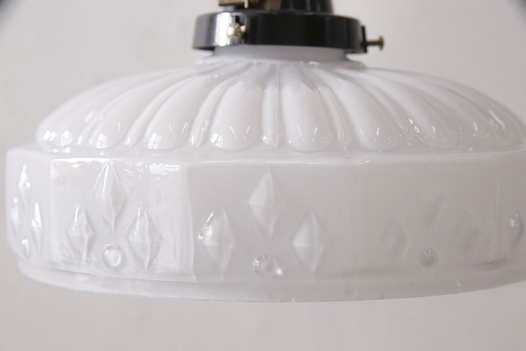 アンティーク照明　明かりを灯すと陰影の模様を楽しめるミルクガラス照明(天井照明、吊り下げ照明、シェード、ペンダントライト)(R-054235)