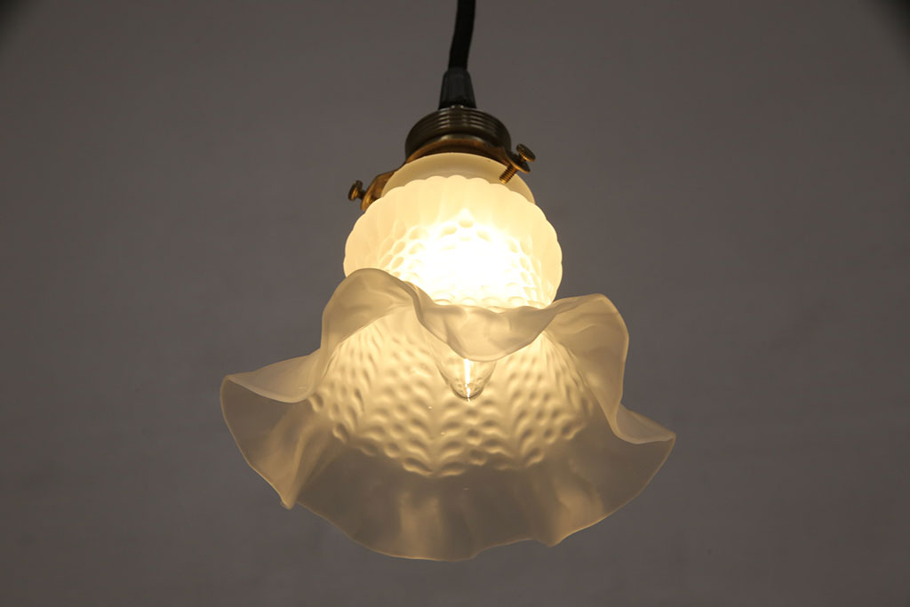 ヴィンテージ照明　イギリスビンテージ　フリルのデザインが可愛らしい雰囲気を醸し出す小振りなペンダントライト(天井照明、吊り下げ照明、シェード)(R-054233)