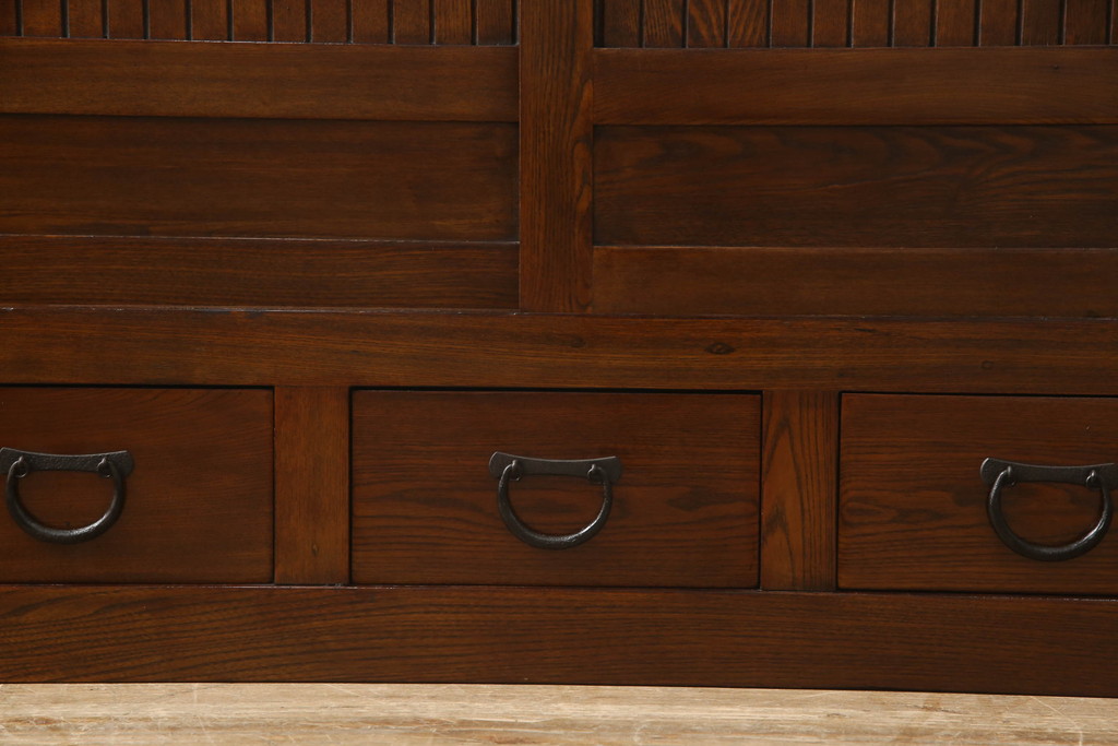 中古　美品　ニレ材　上質な和の空間づくりにおすすめの水屋箪笥サイドボード(サイドキャビネット、食器棚、収納棚、戸棚)(R-063302)