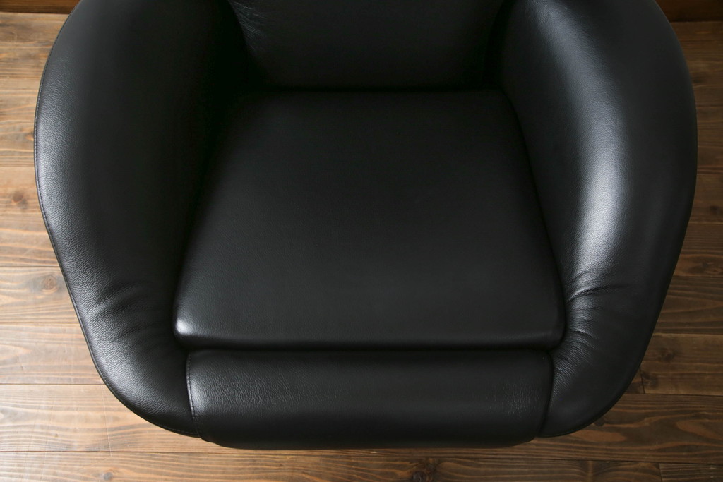 中古　美品　Cassina(カッシーナ)　K10 DODO(ドド)　洗練されたモダンデザインが目を引くシェーズロング(リクライニングチェア、アームチェア、椅子、イス、一人掛けソファ、1人掛けソファ)(定価約104万5千円)(R-069068)