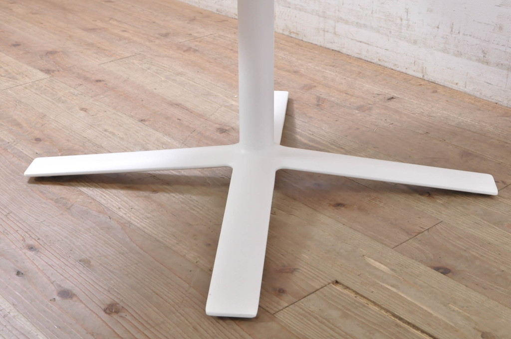中古　美品　Cassinaixc.(カッシーナイクスシー)　FLOW(フロー)　真っ白なカラーリングにシンプルなデザインが存在感を放つ特注サイズ(セミオーダー)のセンターテーブル(ラウンドテーブル、丸テーブル、ローテーブル、リビングテーブル)(R-069778)