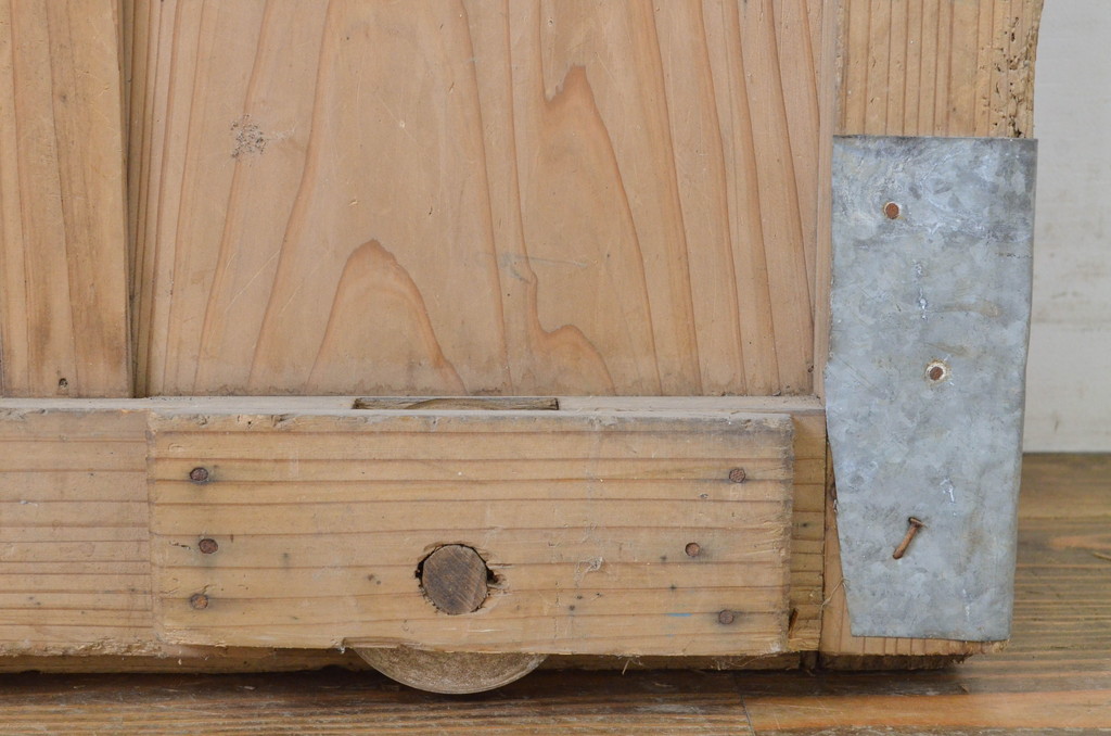 アンティーク建具　杉材　枯れた味わいのある蔵戸1枚(玄関戸、木製戸、引き戸)(R-064138)