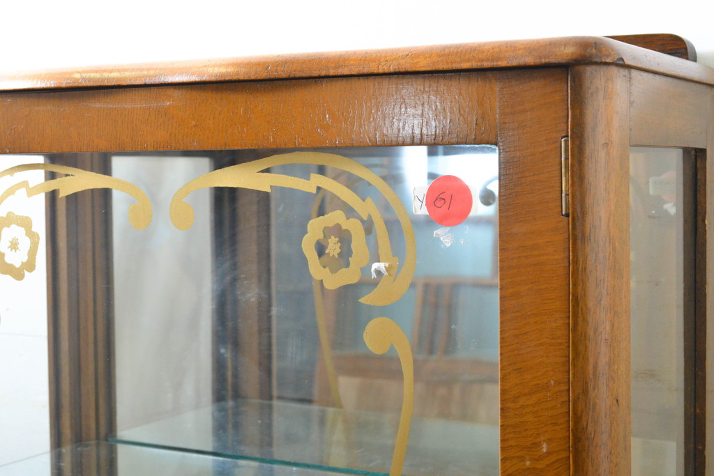 イギリスアンティーク　ウォールナット材　小振りなサイズが可愛らしい!!ガラス扉に優美な模様が描かれたキャビネット(ガラスケース、ショーケース、キュリオケース、飾り棚、収納棚、戸棚)(R-063237)