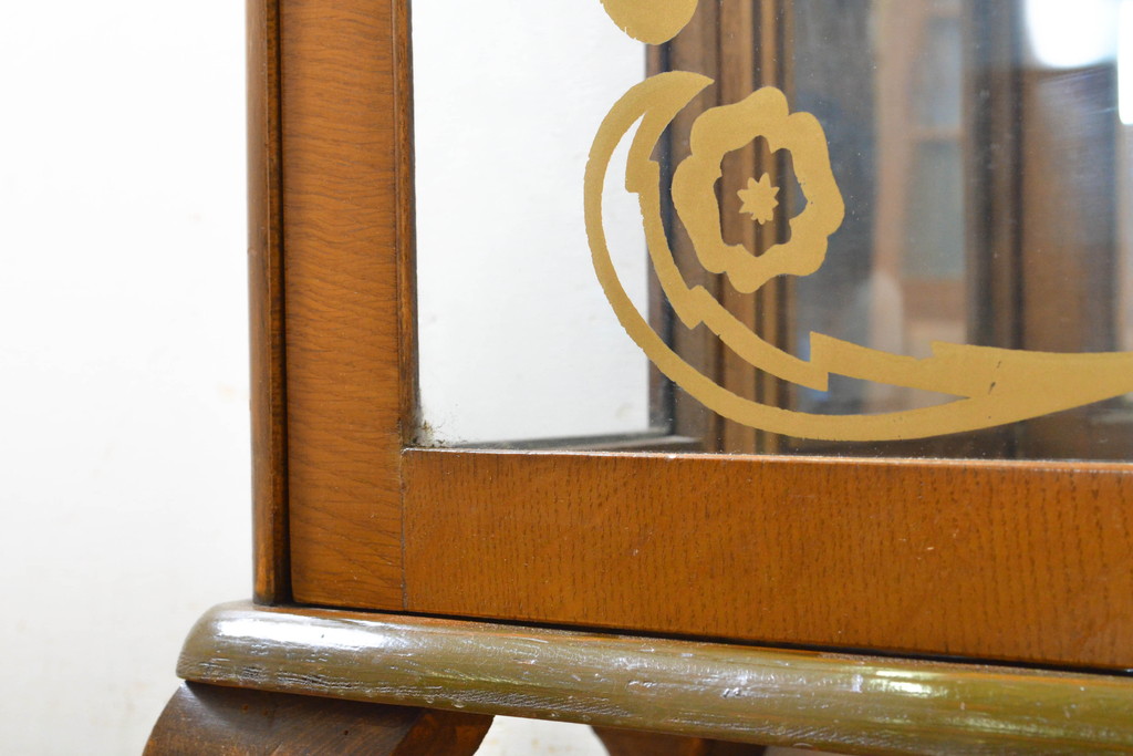 イギリスアンティーク　ウォールナット材　小振りなサイズが可愛らしい!!ガラス扉に優美な模様が描かれたキャビネット(ガラスケース、ショーケース、キュリオケース、飾り棚、収納棚、戸棚)(R-063237)