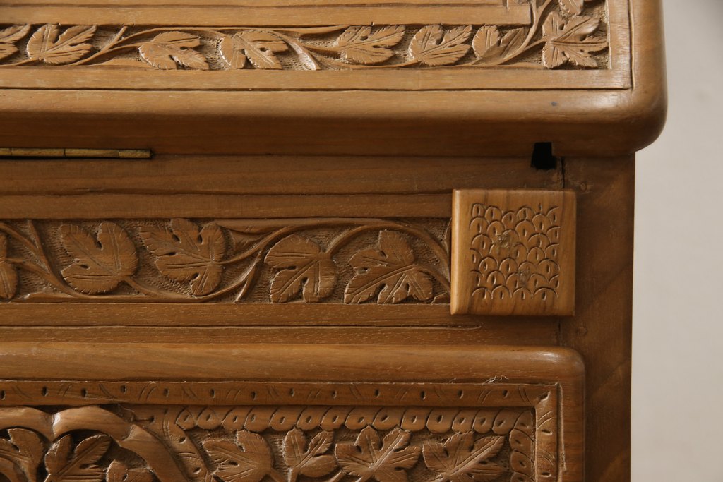 中古　民芸家具　アジア　シャームウッド　総彫り仕上げ　細やかな彫刻が目を引くライティングビューロー(ワークデスク、在宅ワーク用、簿記机、チェスト)(R-059011)