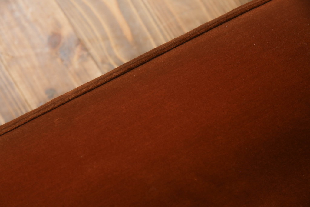 中古　松本民芸家具　#300型　レトロな雰囲気を醸し出す曲肘布張イス(1人掛けソファ、一人掛けソファ、アームチェア、椅子、イス)(定価約25万3千円)(R-066940)