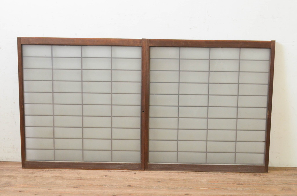 アンティーク建具　レトロな空間演出におすすめの格子入りガラス戸2枚セット(引き戸、格子戸、窓)(R-069650)