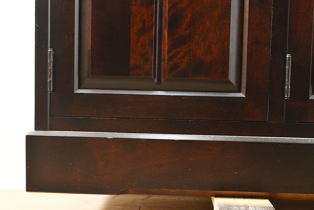 中古　北海道民芸家具　天板リメイク・ヒノキ天板　上品な佇まいが落ち着きのある雰囲気を高めるサイドボード(キャビネット、収納棚、戸棚、サイドキャビネット)(R-054018)