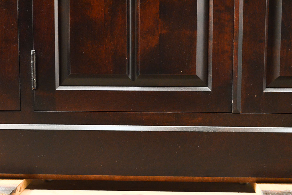 中古　北海道民芸家具　天板リメイク・ヒノキ天板　上品な佇まいが落ち着きのある雰囲気を高めるサイドボード(キャビネット、収納棚、戸棚、サイドキャビネット)(R-054018)