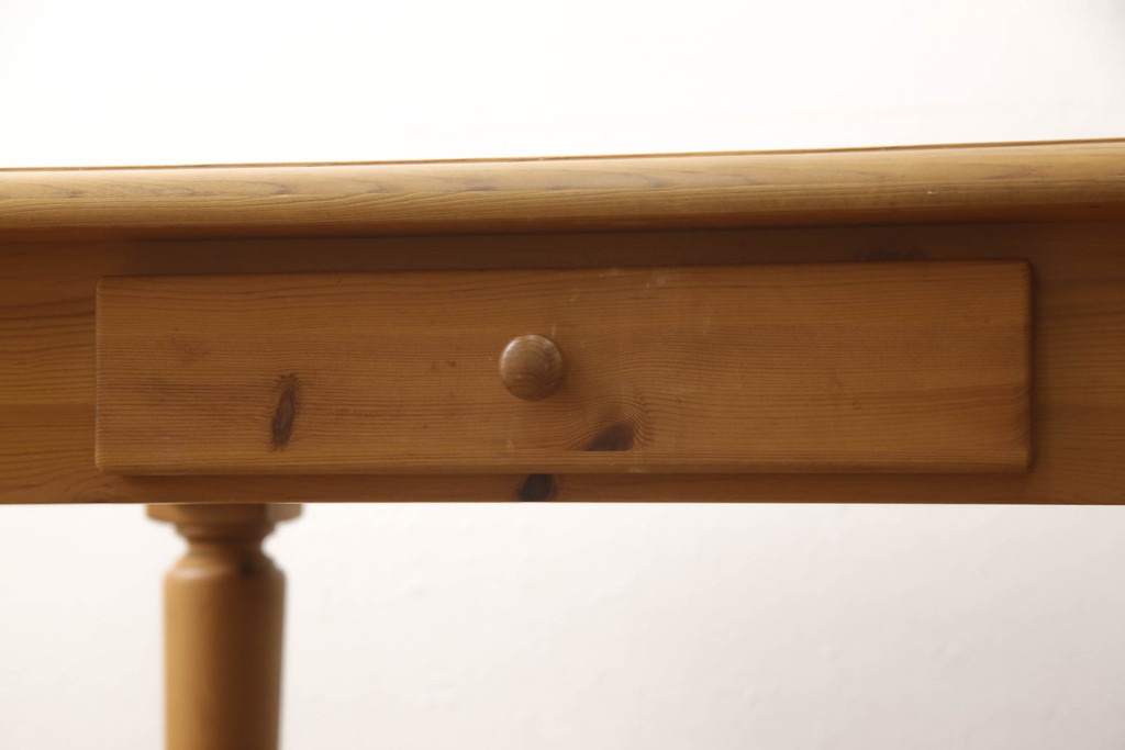 中古　美品　シャルドネ(CHARDONNAY)　パイン材　両面引き出し　木の質感や木目を生かしたデザインが素敵なダイニングテーブル(作業台、食卓、2人掛け、4人掛け)(R-054330)