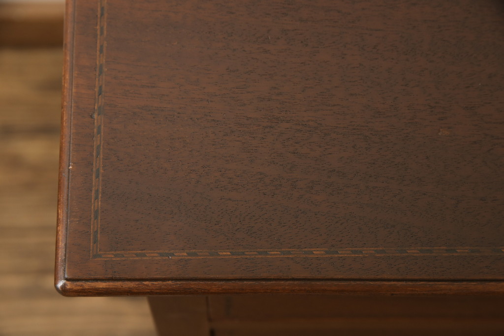 【セミオーダー家具実例】イギリスアンティークのチェストに高品質リペアを施しました。キャスターを取り外し、木部の部分はお品物に合わせて1トーン程落ち着いた色味に着色し、修繕箇所も本体に馴染ませて仕上げました。(引き出し、サイドボード、サイドチェスト)