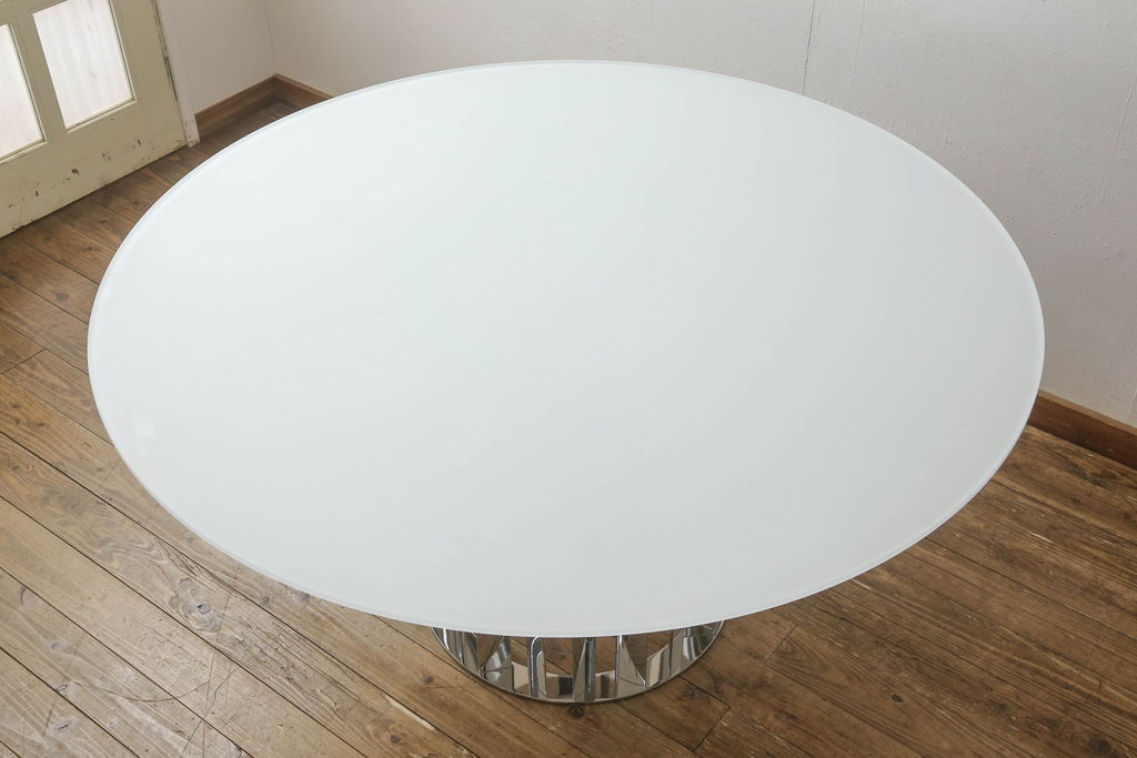 中古　Cassina(カッシーナ)　BOBOLI(ボボリ)　洗練されたデザインが美しさを放つラウンドテーブル(ダイニングテーブル、2人掛け、4人掛け、食卓)(定価約96万円)(R-065129)