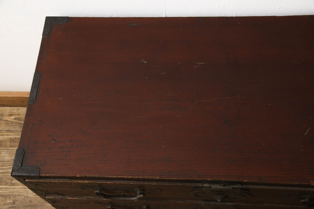 和製アンティーク　前面桐材　シックな色合いと品のある金具が魅力の箪笥サイドボード(サイドチェスト、引き出し、衣装箪笥、整理たんす、ローチェスト、時代箪笥)(R-063985)