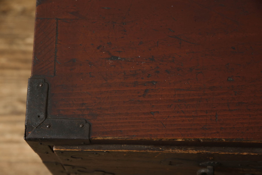 和製アンティーク　前面桐材　シックな色合いと品のある金具が魅力の箪笥サイドボード(サイドチェスト、引き出し、衣装箪笥、整理たんす、ローチェスト、時代箪笥)(R-063985)