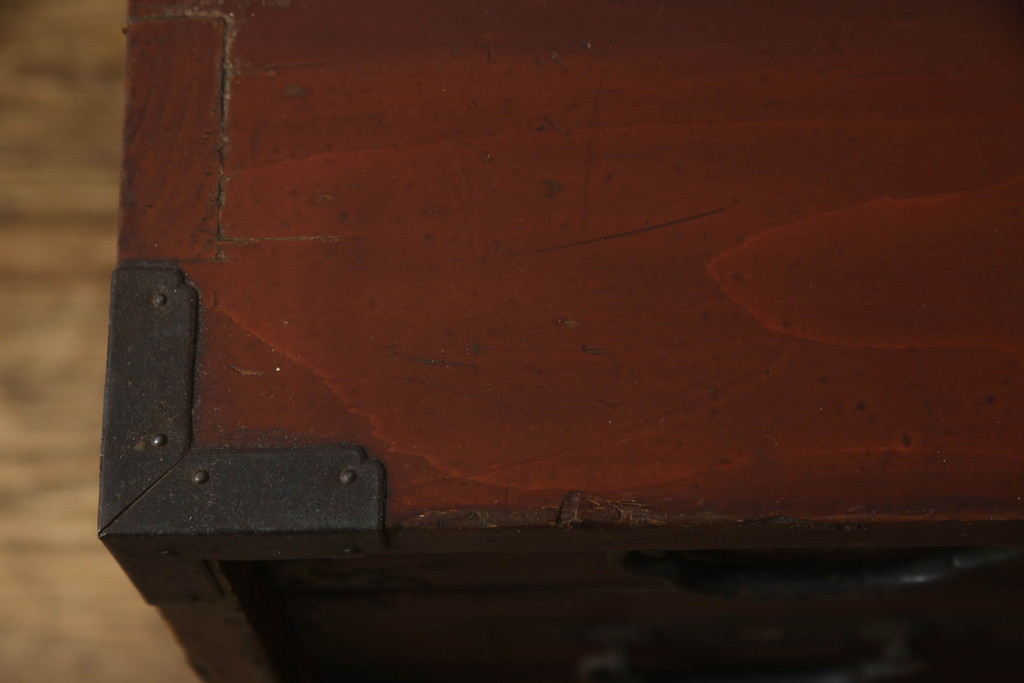 和製アンティーク　前面桐材　シックな色合いと品のある金具が魅力の箪笥サイドボード(サイドチェスト、引き出し、収納箪笥、整理たんす、ローチェスト、時代箪笥)(R-063986)