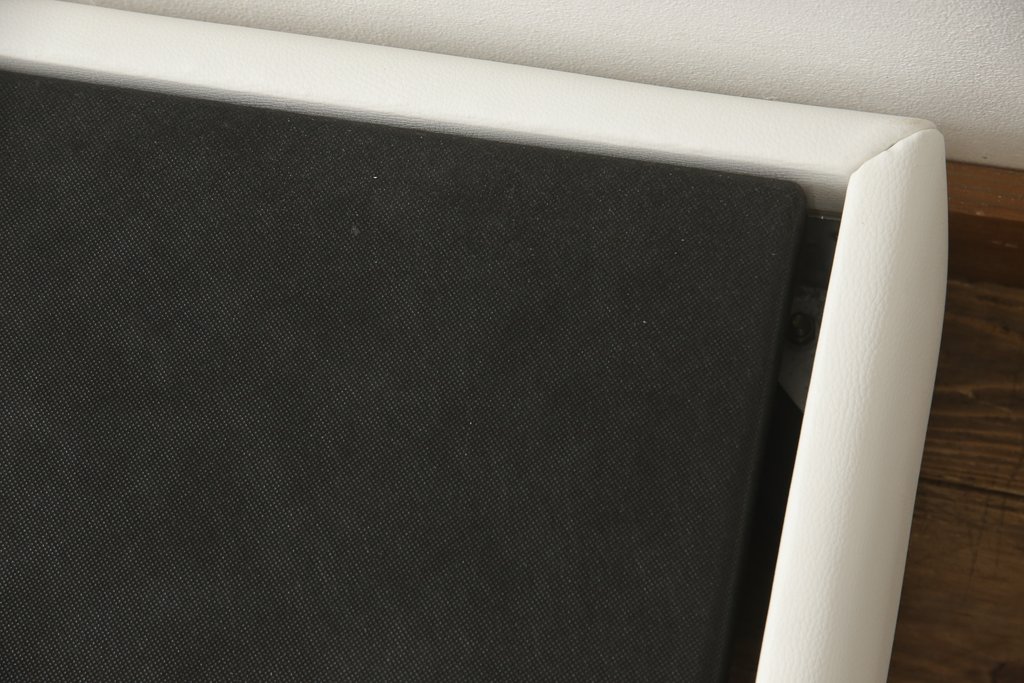 中古　美品　IDC大塚家具オリジナル　「ジオR」　合皮　モダンでシャープなデザインが格好良いセミダブルベッドフレーム(定価約15万円)(ベッド)(R-059378)